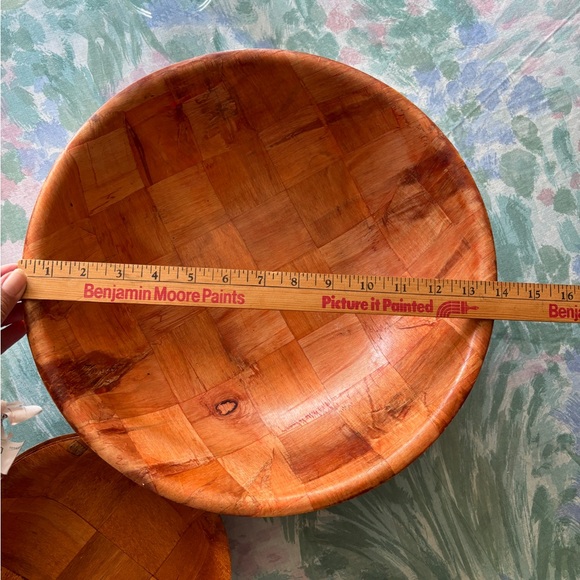 1970’s Weaved Wood 14” Salad Bowl with 4 - 8” bowls - Picture 3 of 11